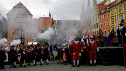Archivbild: gjb
Für ein mittelalterliches Spektakel am Marktplatz in Eger (Cheb) sorgen an diesem Freitag und Samstag, 25. und 26. August, wieder die Wallenstein-Festspiele. Nicht fehlen dürfen dabei wie hier auf dem Archivfoto historische Uniformen und Salutschüsse.