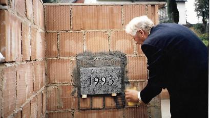 Repro: ld
Albert Hofmann verpasst dem Grundstein den letzten Schliff.