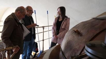 Bild: Barbara Habel/exb
Werner Männer und Rainer Gottas (von links) vom Arbeitskreis Heimatpflege führten Rebecca Koller von der Universität Regensburg durch das Mitterteicher Kommunbrauhaus.