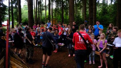 Bild: CVJM Rosenberg/exb
Zum gemeinsamen Singen ging es im Zeltlager des CVJM Rosenberg in den Wald.