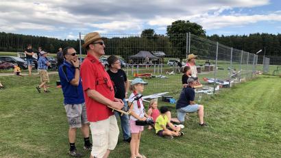 Bild: Stefan Hüttner/exb
Angeleitet von Mitgliedern des Modellflugsportclubs steuern die Kinder hochkonzentriert die Flugzeuge.