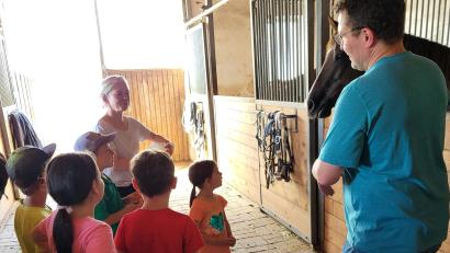 Bild: Sauer/exb
Marco Treml erzählt den Kindern, was die Pferde in der Pension machen.