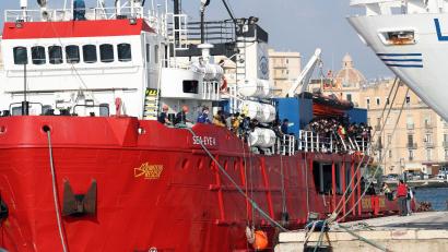 Archivbild: Alberto Lo Bianco/LaPresse/AP/dpa
Das Schiff „Sea-Eye 4“ der Regensburger Hilfsorganisation Sea-Eye wurde von der italienischen Küstenwache vorübergehend aus dem Verkehr gezogen.