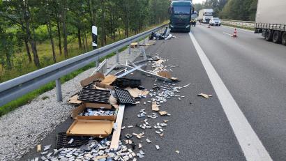 Bild: Feuerwehr Haselmühl/exb
Teile der Ladung landeten auf der Straße, nachdem ein Kleintransporter auf der A6 bei Ebermannsdorf einen Pannen-Lkw auf dem Seitenstreifen gerammt hatte.