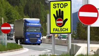 Bild: Karl-Josef Hildenbrand/dpa
Ein Schild warnt auf einer Raststätte an der Brennerautobahn A13 bei Schönberg (Österreich) vor dem Befahren der Autobahn in die falsche Richtung.