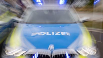 Bild: Daniel Karmann/dpa/Symbolbild
Ein Streifenwagen der Polizei mit eingeschaltetem Blaulicht.