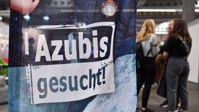 Bild: Martin Schutt/dpa-Zentralbild/dpa
Viele Betriebe in Deutschland finden einer Umfrage zufolge nicht genügend Auszubildende.