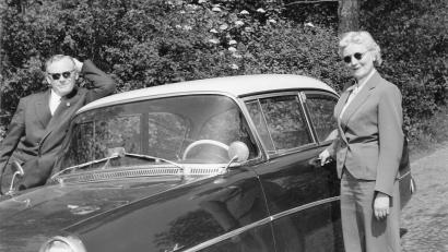 Bild: Archiv Familie Neugirg/Sammlung Ronald Zahn/exb
Anna und Adolf Neugirg liebten Ausflüge mit ihrem Auto. Hier mit einem Modell der zwischen 1957 und 1960 erfolgreichen Baureihe "Rekord" des Herstellers Opel.
