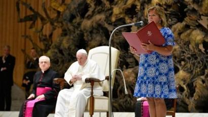 Bild: Kritzenberger
Seit etwa einem Jahr tragen Laien bei den Generalaudienzen mit Papst Franziskus die Lesungen vor. Auch Silvia Kritzenberger aus Hirschau. Wie hier im August 2022.