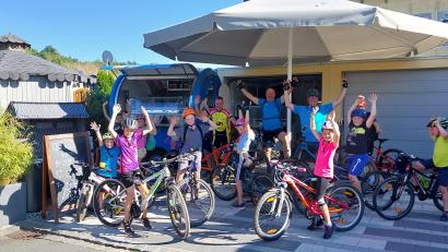 Bild: Gebhardt/exb
Hurra, es gibt Eis. Ein Zwischenstopp bei der Mountainbiketour.