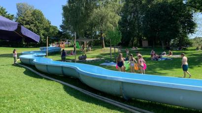 Bild: Xaver Bayer/exb
Die Feuerwehr Schönsee hat im Rahmen des Ferienprogramms eine Riesenrutsche organisiert.