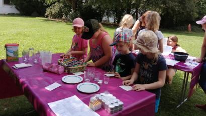 Bild: Monika Mittereder/exb
Zum Experimentieren im Pfarrgarten lud der Sachausschuss Ehe und Familie des Pfarrgemeinderats im Rahmen des Ferienprogramms ein.