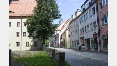 Bild: Gabi Schönberger
Die Schulgasse in Weiden mit dem Alten Schulhaus (links) im Jahr 2023.