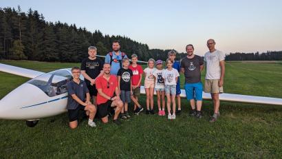 Bild: Gerhard Döhrling/exb
Die Teilnehmer des Ferienprogrammpunkts des Aero-Clubs stellten sich zu einem Gruppenfoto auf.