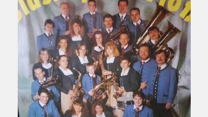 Archivbild: omu
Eine Erinnerung an alte Zeiten: Die Blaskapelle Floß in damaliger Besetzung. Jetzt spielen die Musiker wieder auf.
