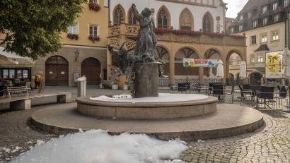 Bild: Michael Golinski, Stadt Amberg/exb
Nicht zum ersten Mal quoll am Donnerstag Schaum aus dem Hochzeitsbrunnen am Marktplatz in Amberg.