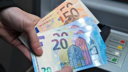 Symbolbild: Till Simon Nagel/ dpa
Ein Unbekannter hat am Mittwochabend in einer Weidener Bankfiliale in der Peuerlstraße 700 Euro abgehoben. Anschließend vergaß er sie im Geldautomaten.