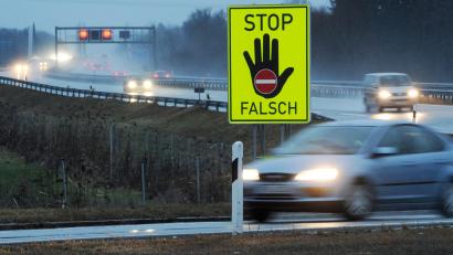 Symbolbild: Tobias Hase/dpa
Ein Schild mit der Aufschrift «Stop Falsch» warnt an der A8 bei Grabenstätt Falschfahrer. An der A6 bei Amberg gibt es solche Hinweise nicht, hier war am Mittwoch ein Geisterfahrer unterwegs.