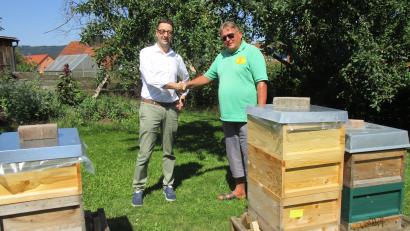 Bild: Imkerverein Erbendorf/exb
Imkervereins-Vorsitzender Klaus Schmidt (rechts) begrüßt Matthias Kölbl als 100. Mitglied.