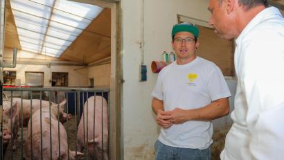 Bild: Wolfgang Steinbacher
Umweltminister Thorsten Glauber (rechts) besuchte am Mittwochnachmittag den Hof der Familie Donhauser in Moos. Dort erklärte ihm Simon Donhauser die Probleme, die es mit der Rechtsgrundlage für den Platzbedarf der mehr als 300 Schweine gibt.