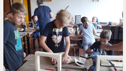 Bild: Josef Söllner/exb
Die Buben und Mädchen sind mit großem Eifer bei der Sache und bauen aus den Einzelteilen Vogelfutterhäuschen.