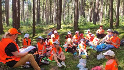 Bild: pi
Die Kinder hören Waldpädagogin Erika Grötsch (links) bei der Entdeckungstour im Waldgebiet "Föhra" aufmerksam zu.