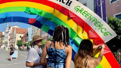 Bild: Gabi Schönberger
An einen Regenbogen dürfen Zukunftswünsche geheftet werden.
