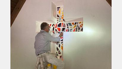 Bild: gi
Die Arbeiten an dem Glasmosaik in der Kapelle „Zum Roten Kreuz“ ist zeitaufwändig.