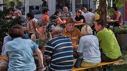 Bild: R. Kreuzer
Die Gäste genießen beim Verein „Unter uns“ das Sommerfest im Pfarrgarten von Maria Waldrast.
