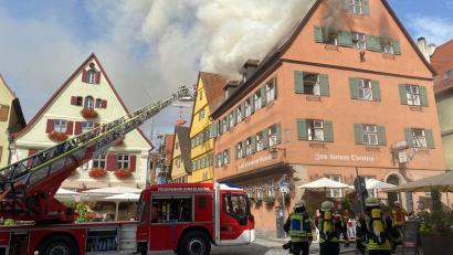 Bild: Laura Krehn/Stadt Dinkelsbühl/dpa
Einsatzkräfte der Feuerwehr sind beim Löschen eines Brandes in einem Hotel zu sehen.