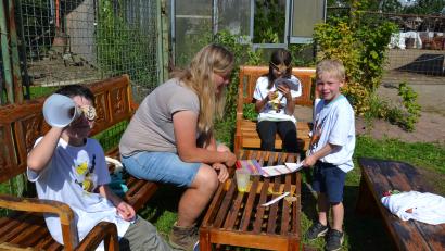 Bild: gi
Eifrig wurden auch Augenklappen sowie Fernrohre aus Chips- und Küchenrollen unter der Leitung von Andrea Stefinger gebastelt.