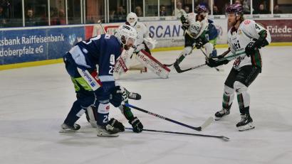 Archivbild: Elke Englmaier
Die Blue Devils Weiden (blaue Trikots) und die Starbulls Rosenheim bestritten in der vergangenen Saison die Final-Serie um die deutsche Oberliga-Meisterschaft.