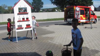 Bild: sei
Das Spritzenhäuschen erforderte Geschicklchkeit und sorgte für Abkühlung.