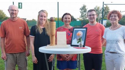 Bild: Evi Haberl/exb
Nach der Siegerehrung des Gedächtnisturniers (von links): Christian Weiß (Sohn), Regina Klier (Jugendwart), Marianne Heller, Dennis Stangl (Vorstand der Tennisabteilung) und Carola Weiß (Ehefrau).