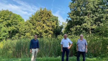 Bild: Roland Strehl/exb
Der Kümmersbrucker Bauamtsleiter Alexander Greiner (von links), der die Bewerbung für den Blühpakt Bayern initiiert hat, begutachtet zusammen mit den Bürgermeistern Roland Strehl und Hubert Blödt das Areal an der Vils, in dem die Maßnahmen für den Blühpakt umgesetzt werden.