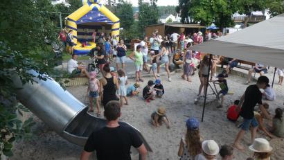 Bild: Thomas Schlosser/exb
Die Suche nach „Gold-Nuggets“ im Sand gehört zum Programm beim Spielplatzfest in der Feistelholz-Siedlung.