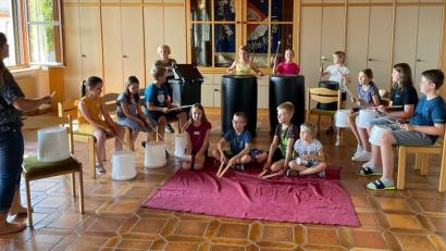 Bild: Patricia Schneider/exb
Die Kinder lernen beim Ferienprogramm in Tännesberg, wie man mit ausgedienten Alltagsgegenständen Töne erzeugen und Musik machen kann.
