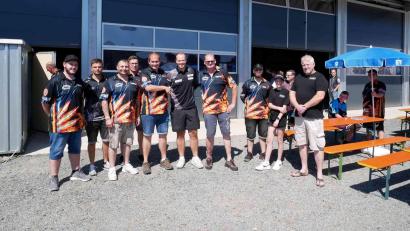 Bild: gz
Das Team der Dartfreunde um Vorsitzenden Martin Bauer (7.v.l.) und Teamchef Hans-Jürgen Bauer (5.v.l.) begrüßen im Beisein der Security den Dart-Juniorenweltmeister Max Hopp (6.v.l.).