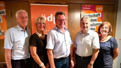 Bild: Erhard Sailer/exb
Sie stellen sich zur Wahl: Im Bild (von links) Landtagslistenkandidat Arnold Kimmerl, Bezirkstaglistenkandidatin Heidi Eckl, Bezirkstagdirektkandidat Martin Prey, Landtagsdirektkandidat Alfred Damm und Bezirkstaglistenkandidatin Anneliese Brock.