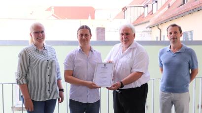 Bild: Stadt Tirschenreuth/exb
Zweiter Bürgermeister Peter Gold (Zweiter von rechts), Leiter der Hauptverwaltung Markus Bergauer (rechts) und die stellvertretende Leiterin der Kämmerei Eva Kastl (links) gratulierten Christian Pößl (Zweiter von links) zum Dienstjubiläum.