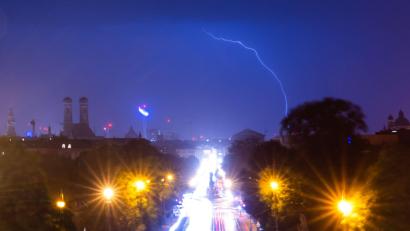 Symbolbild: Peter Kneffel/dpa
Blitze zucken über der bayerischen Landeshauptstadt München.