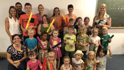 Bild: Heidi Walter/exb
Boomwhackern, das Musizieren mit bunten, exakt gestimmten Kunststoffröhren, bietet Ehenbachtaler Blaskapelle Schnaittenbach den Kindern an.