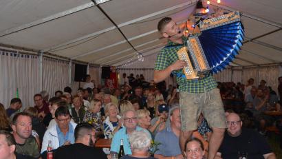 Bild: jr
Alleinunterhalter Manuel Rahm lud die Besucher des ersten Weinfests in Pleußen auf eine musikalische Stimmungsreise ein. Der Burschenverein wurde am Samstag mit einem vollen Haus belohnt.