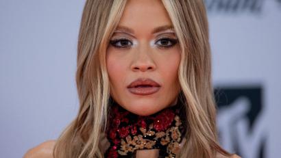 Bild: Rolf Vennenbernd/dpa
Sängerin Rita ist ein Missgeschick auf der Bühne in Ungarn passiert.