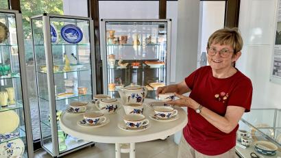 Bild: T. Reitmeier/exb
Helga Katrin Stano mit dem Neuzugang der Steingutsammlung.