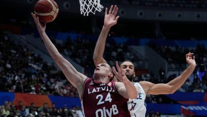 Bild: Achmad Ibrahim/AP/dpa
Frankreichs Basketballer um Rudy Gobert (r) haben bei der Weltmeisterschaft enttäuscht.