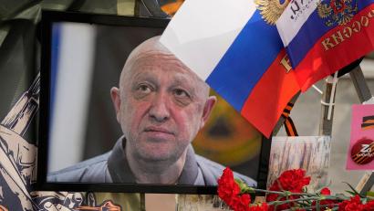 Bild: Alexander Zemlianichenko/AP/dpa
Ein Porträt des russischen Söldnerführers Jewgeni Prigoschin steht an einer informellen Gedenkstelle in der Nähe des Kremls.