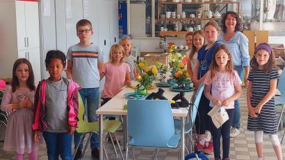 Bild: Museum Mitterteich/exb
Sommerliche Tischdekorationen fertigten diese Kinder unter Leitung von Nicole Schuller im Museum Mitterteich an. Insgesamt zehn Kurse mit verschiedenen Inhalten wurden im Rahmen des Ferienprogramms angeboten.
