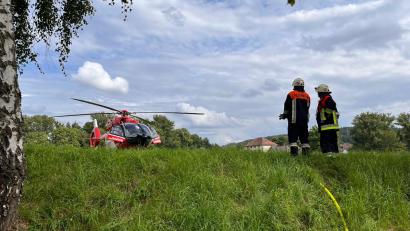 Bild: lei
Eine Rettungshubschrauber-Besatzung brachte den Notarzt zum Brandort und dann einen Verletzten mit Verbrennungen in eine Spezialklinik.