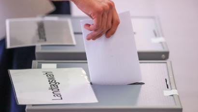 Symbolbild: Jan Woitas/dpa
Am 8. Oktober steht in Bayern die Landtags- und Bezirkstagswahl an. Auch in Weiden und dem Landkreis Neustadt/WN wird dann gewählt.